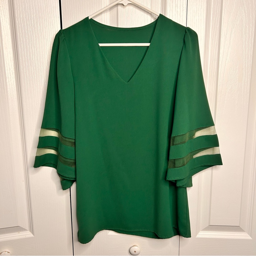 Womenโs Green Flare Sleeve V Neck Loose Blouse Size Medium Lightweightโ